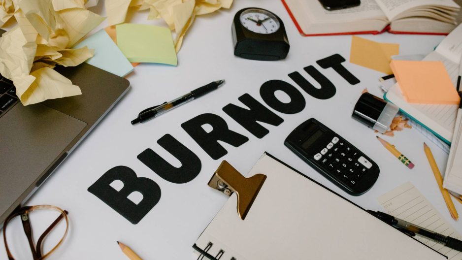 Descubra as Principais Causas e Sintomas da Síndrome de Burnout e Como Superá-la!